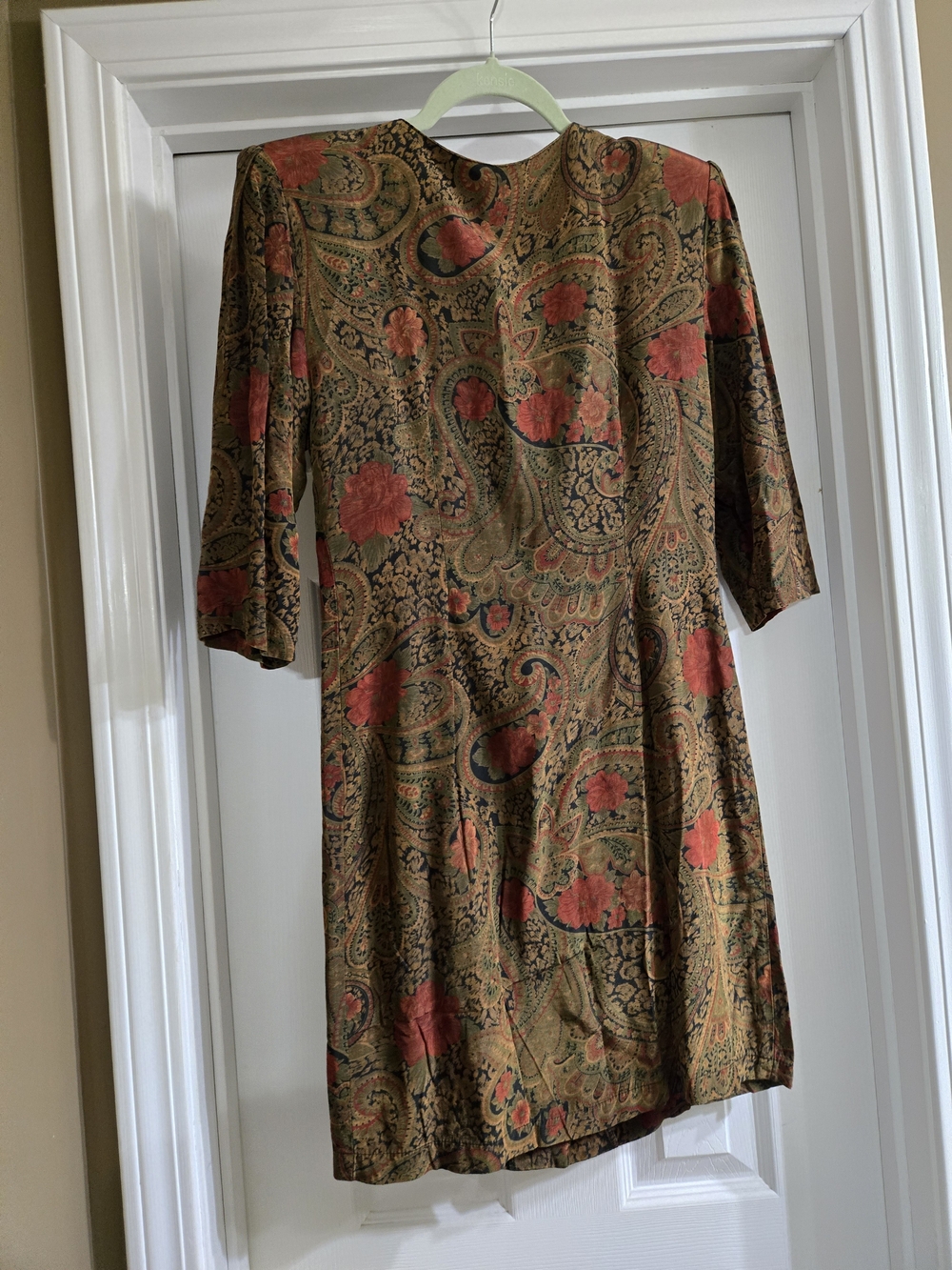 Beautiful Vintage Brown Paisley Dress w Red Floral Accents & Gold Heart Buttons - Picture 8 of 8